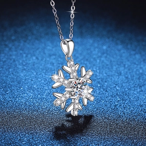 Sparkling S925 sterling silver snowflake pendant necklace with 1 carat moissanite gemstone