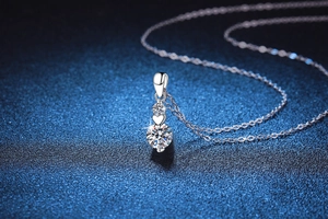 Macro di un ciondolo cuore e stella in argento 925 con moissanite da 1 carato