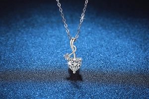 Gros plan du pendentif cœur en moissanite sur argent fin S925 avec finition étincelante