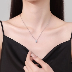 Collier en argent sterling S925 avec pendentif moissanite marquise 1 carat sur un modèle