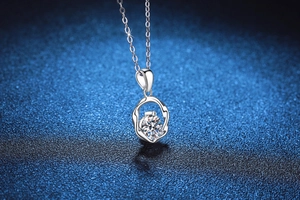 Macro shot of S925 silver Mobius pendant necklace featuring a 1-carat D-color Moissanite gem