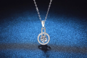 Gros plan du pendentif étoile en argent S925 avec moissanite de taille brillante