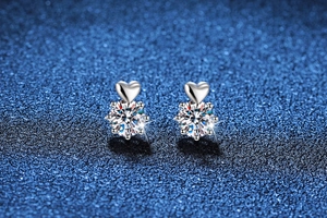 Dettaglio macro di orecchini a cuore in argento S925 con pietre di moissanite da 1 carato