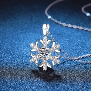 Sparkling S925 sterling silver snowflake pendant necklace with 1ct D color moissanite stone
