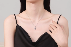 Primo piano di un ciondolo in moissanite blu chiaro da 1ct su catena in argento S925