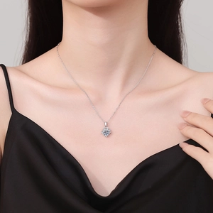 Élégant collier en argent sterling S925 avec pendentif brillant en moissanite bleue