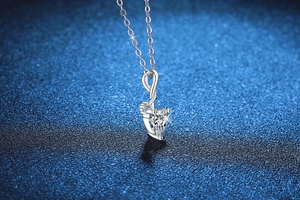 Détail du pendentif cœur en moissanite sur une chaîne de collier en argent S925