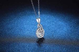 Vue macro du collier avec pendentif Moissanite 1 carat en argent S925 style étoilé