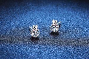 Dettaglio orecchini a cuore in argento S925 con brillante Moissanite da 1 carato