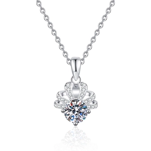 Collier en argent sterling S925 avec pendentif couronne en moissanite de 1ct sur fond blanc