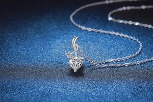 Vue macro du pendentif cœur en argent S925 avec moissanite sur fond bleu étoilé