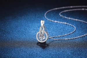 Détail macro du pendentif en moissanite en argent S925 sur fond bleu marine pailleté