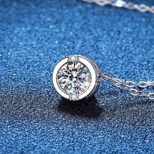 Collier en argent S925 avec pendentif moissanite 1ct couleur D sur fond étoilé scintillant