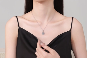 Détail du collier en argent S925 avec pendentif en moissanite 1ct au design ciel étoilé