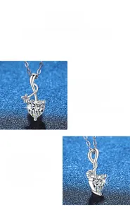 Vues détaillées du pendentif moissanite en cœur avec chaîne en argent poli sur fond bleu
