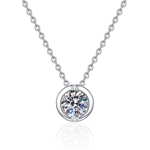 Élégant collier en argent 925 avec pendentif solitaire en moissanite de 1 carat sur fond blanc