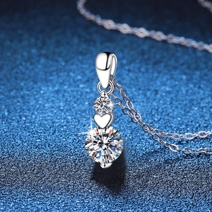 Collana in argento sterling S925 con ciondolo moissanite a cuore e stella su sfondo blu