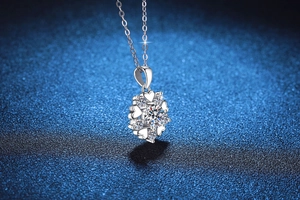 Gros plan du pendentif flocon en argent S925 avec une pierre de moissanite de 1ct