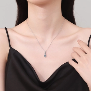 Collana minimalista in argento S925 con pendente a stella in moissanite azzurra