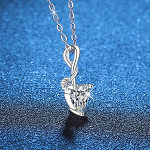 Collier pendentif coeur en argent S925 avec moissanite 1 carat et design entrelacé