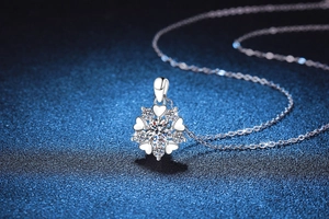Macro d'un pendentif flocon en argent S925 avec moissanite 1ct et détails cœurs