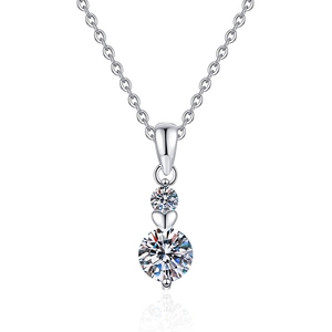 Elegante collana in argento sterling S925 con pendente in moissanite a cuore su sfondo bianco