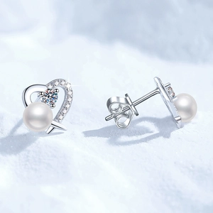 S925 sterling silver heart-shaped pearl stud earrings with sparkling moissanite accents