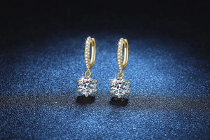 Λεπτομέρεια σκουλαρίκια Moissanite 1ct με δέσιμο έξι δοντιών και επιχρυσωμένο ασήμι s925
