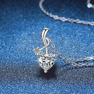 Élégant collier cœur en argent S925 avec une pierre moissanite de 1 carat sertie à griffes