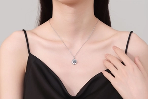 Détail du collier flocon en argent S925 avec pendentif Moissanite 1ct sur modèle