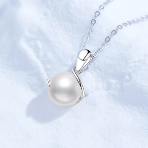 Collier en argent S925 avec perle d'eau douce ronde sur fond de texture de neige blanche