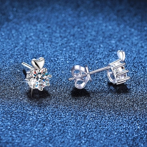 Orecchini a lobo a cuore in argento 925 con moissanite rotonda dal taglio brillante