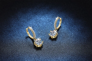 Λεπτομέρεια macro από σκουλαρίκια Moissanite 18K σε σκούρο μπλε φόντο κοσμήματος