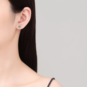 Eleganti orecchini a cuore in argento S925 con moissanite su modella donna
