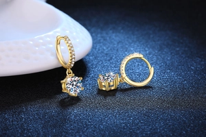 Λεπτομερής προβολή σκουλαρικιών moissanite έξι δοντιών με χρυσό φινίρισμα και λάμψη