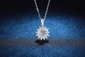 Detail der Sonnenblume Anhänger mit runden Diamanten und Marquise-Steinen Blättern