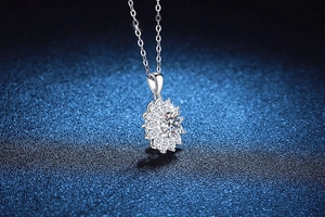 Makroaufnahme von 1ct D Moissanit Blumenanhänger mit Marquise-Blättern aus S925 Silber