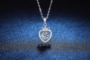 Détail macro du pendentif Moissanite en forme de cœur et couronne avec pierre dansante