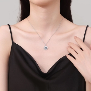 Collier flocon de neige en argent S925 avec un pendentif moissanite étincelant de 1 carat