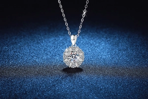 Makroaufnahme von S925 Sterlingsilber Sonnenblumenanhänger mit 1 Karat Moissanit Stein