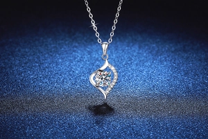 Macro shot of S925 silver heart necklace featuring brilliant round cut moissanite stone
