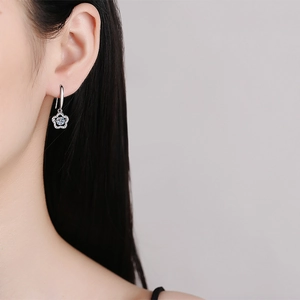 Elegant S925 sterling silver flower drop earrings with a sparkling 1-carat moissanite stone