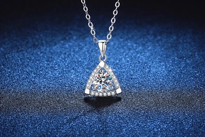 Dettaglio macro della collana in argento S925 con ciondolo a triangolo in moissanite
