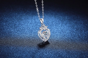 Macro d'un collier cœur couronne en argent S925 avec pendentif moissanite