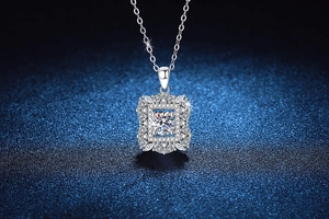 Macro d'un pendentif moissanite 1 carat avec cadre halo et chaîne argent sur fond bleu