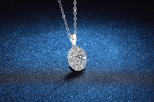 Makroaufnahme des S925 Sterling Silber Sonnenblumen-Anhängers mit 1 Karat Moissanit-Stein