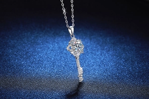 Close-up of S925 silver four-leaf clover key pendant with brilliant 1ct moissanite