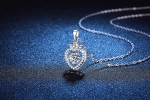 Détail du collier cœur en argent S925 avec moissanite mobile et motif de couronne chic