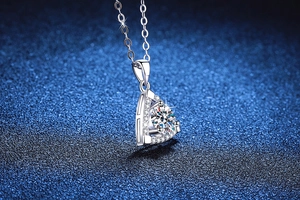 Macro di una collana in argento S925 con pendente geometrico a triangolo in moissanite