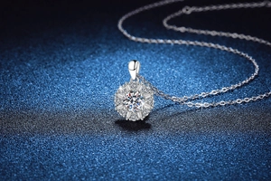 Detailaufnahme des S925 Silber Sonnenblumen-Anhängers mit 1 Karat Moissanit Edelstein